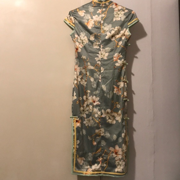 Cheongsam - Picture 2 of 3